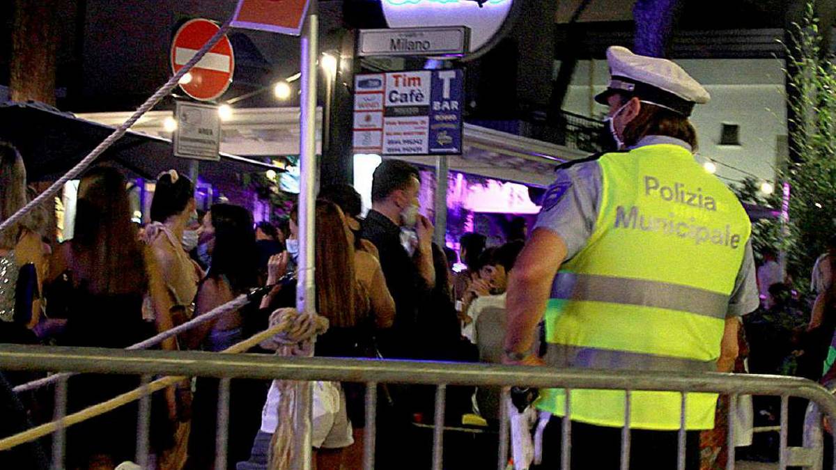 Milano Marittima, scippatore fermato. Feriti due agenti