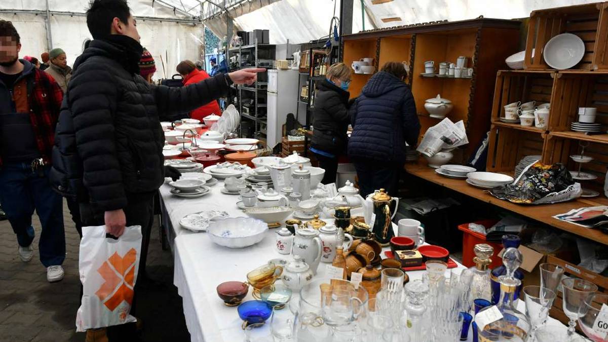 Forlì, tutti in fila dalle 7.30 del mattino per il mercatino della Caritas