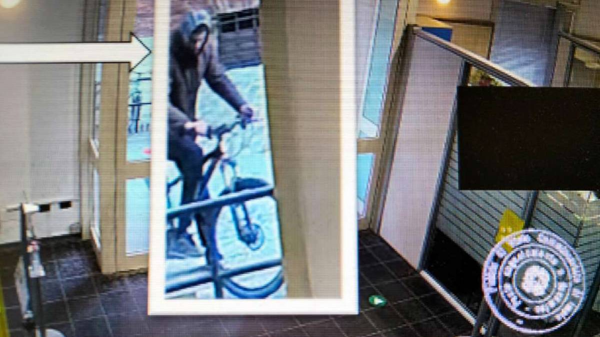 Imola, incastrati dalle telecamere mentre rubano una bicicletta