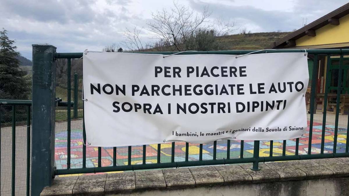 Cesena, per favore, non parcheggiate qui: alla scuola di Saiano c'è ancora il cartello delle elezioni del 22 settembre