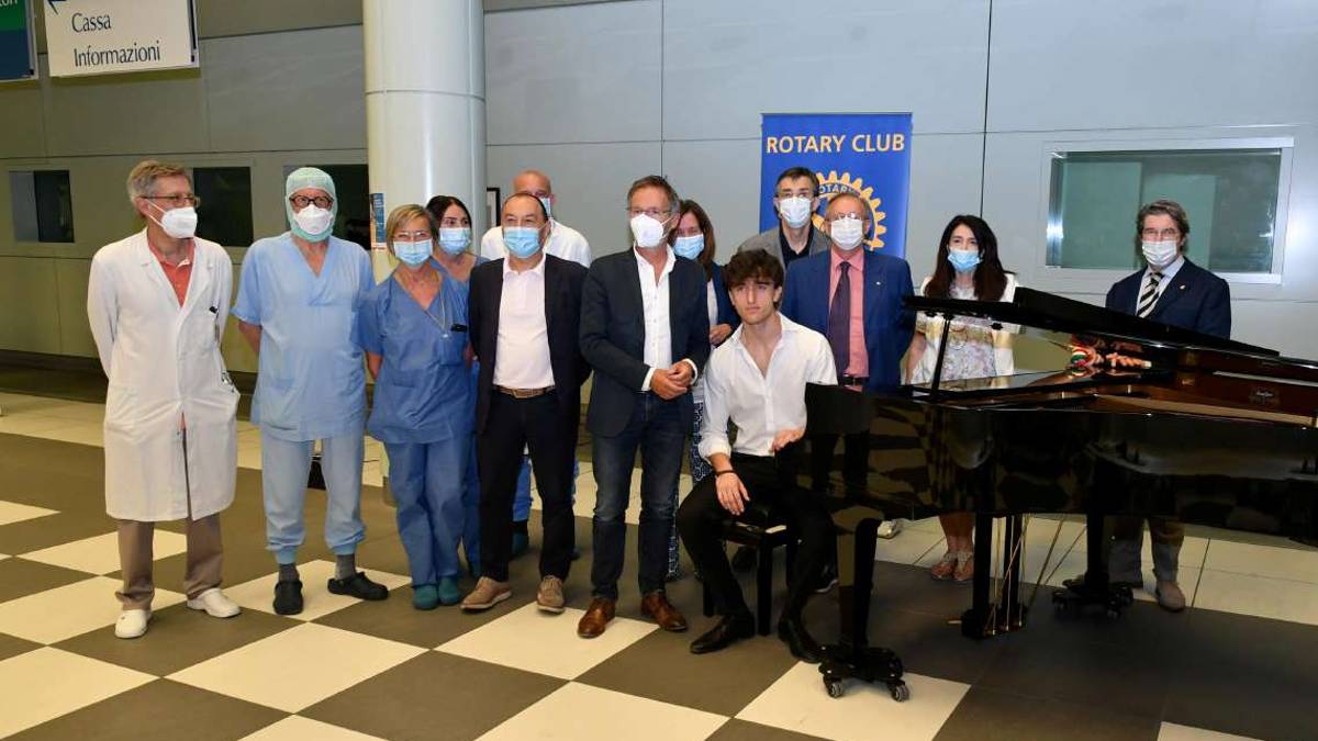 Il Rotary Club Forlì dona un pianoforte all'ospedale