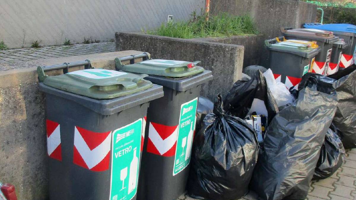 Savignano, fila di bidoni vicino al centro: si cercano soluzioni