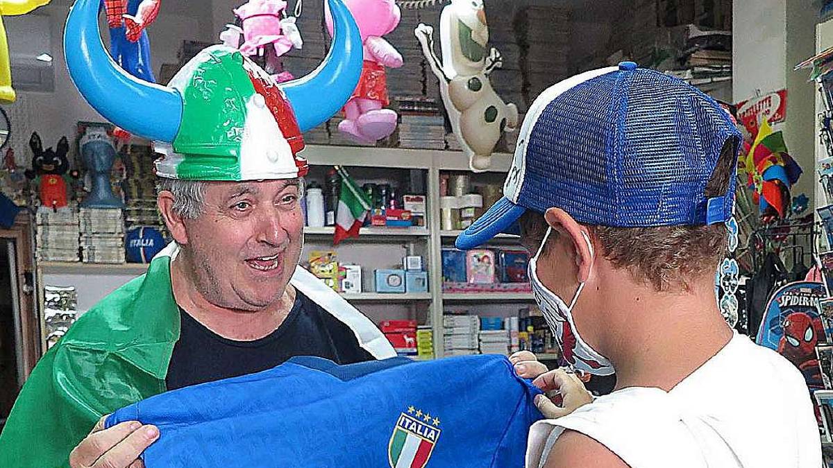Tutti pazzi per l'Italia: a ruba maglie, bandiere e trombette