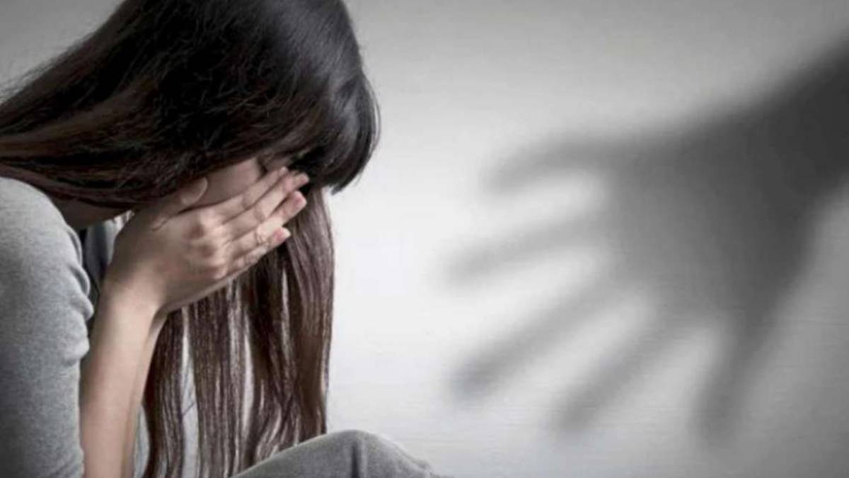 Sono un attore di Mare fuori: baciò una 13enne in spiaggia a Bellaria, 28enne ora rischia il processo