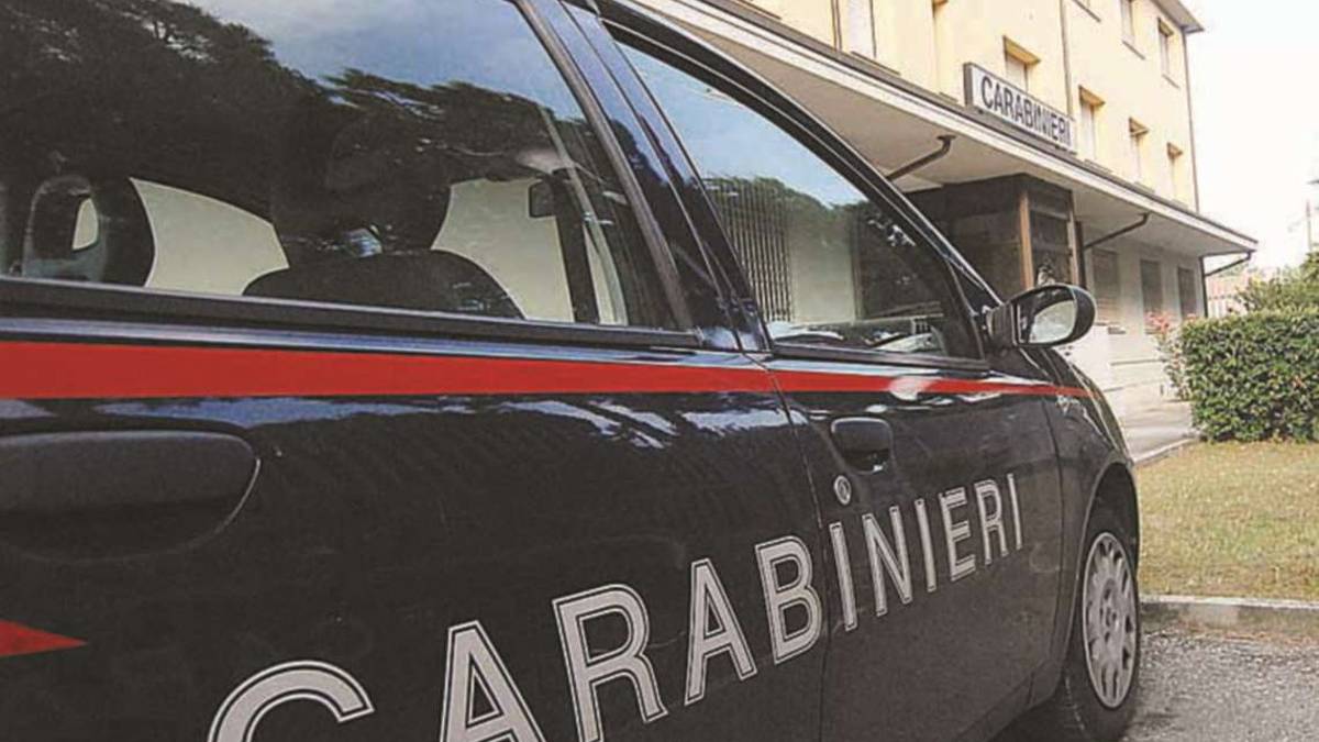 Gli puntano il coltello alla gola, salvato dai carabinieri