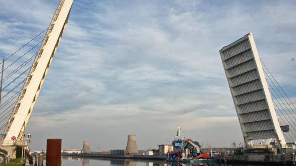 Ravenna, ponte mobile chiuso: lunghe file al traghetto