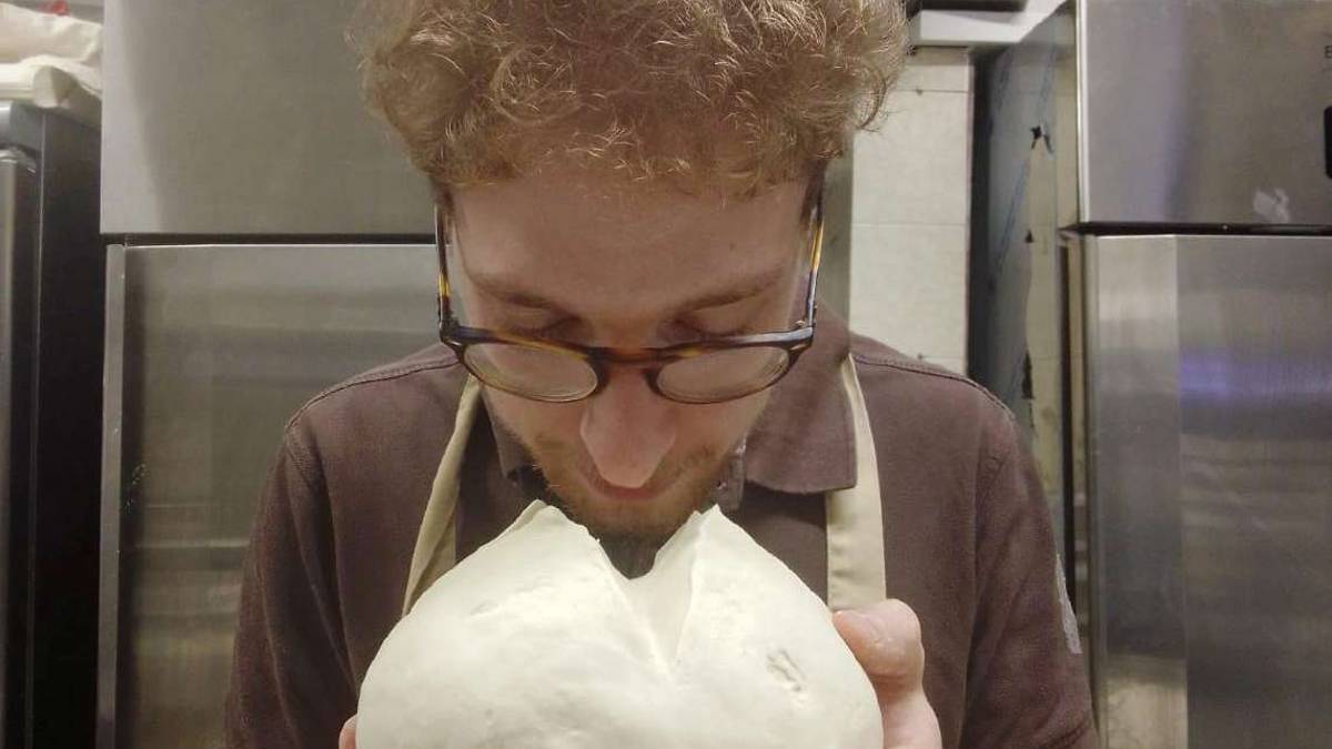 A Imola un giovane fornaio crea il panettone di primavera: Tutto il ricavato agli alluvionati