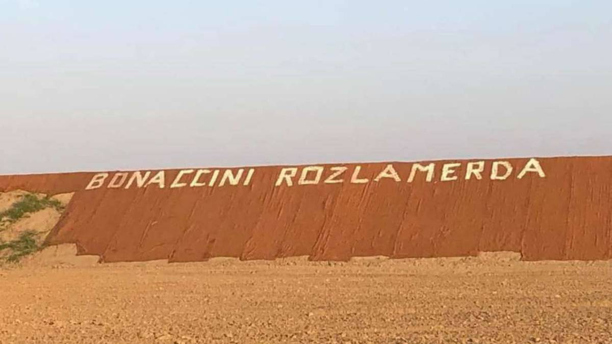 Cervia, scritta ingiuriosa contro Bonaccini sull'argine del fiume: Gesto che istiga all'odio
