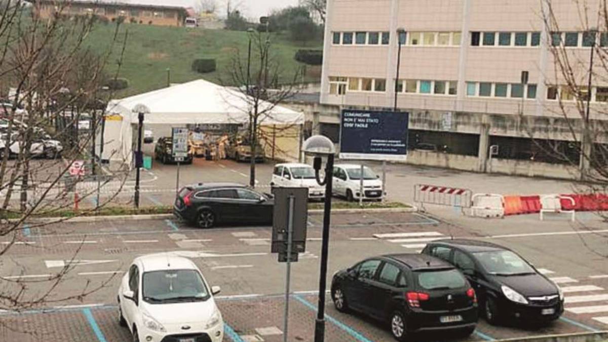 Cesena, coronavirus: troppi contagi, tamponi in auto anche di sera