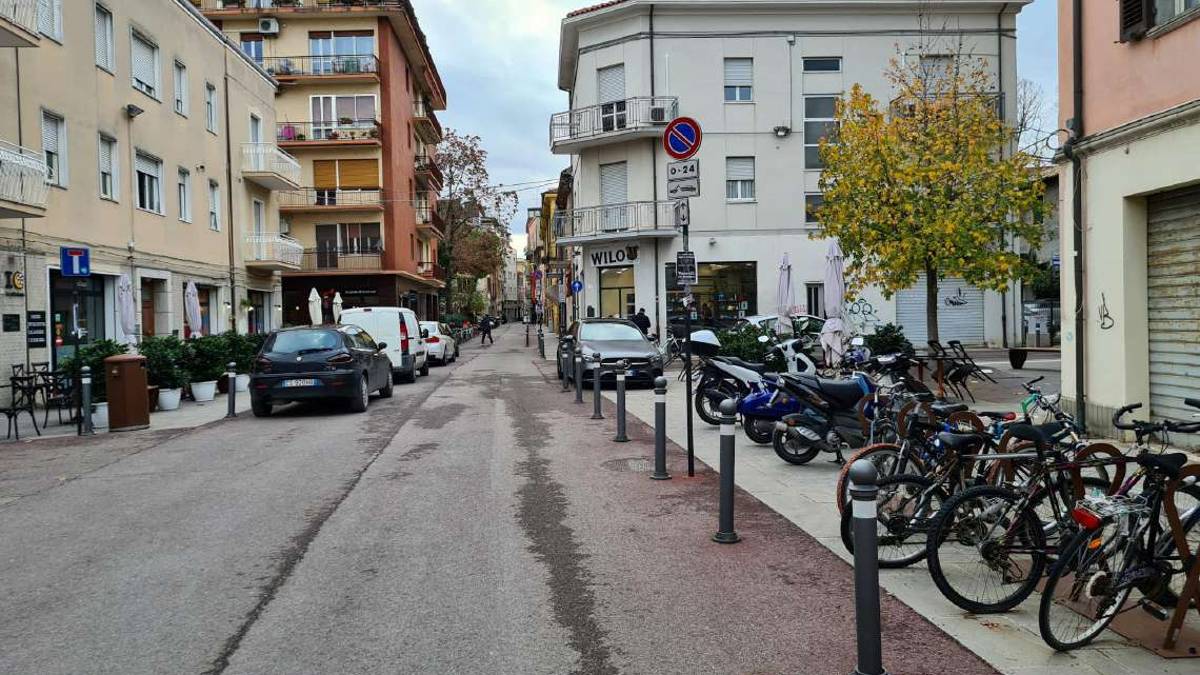 Rimini. Automobili e moto ovunque: piazzetta Agabiti soffoca