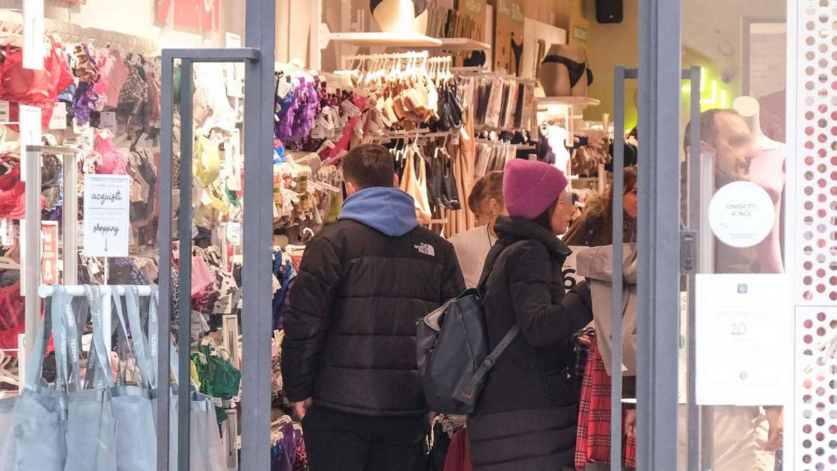 Rimini, i saldi partono alla grande