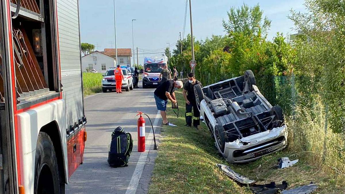 Auto nel fosso a Sala di Cesenatico: ferita una donna