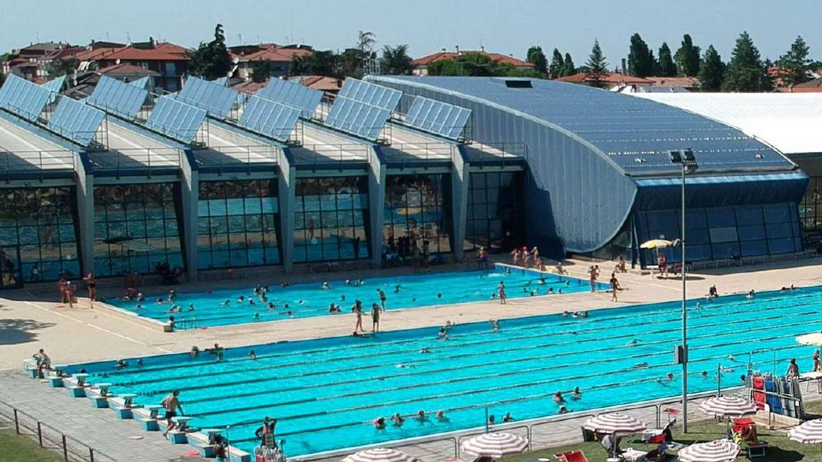 Un tuffo dove l'acqua è più blu: nel forlivese il Ferragosto in piscina è da tutto esaurito