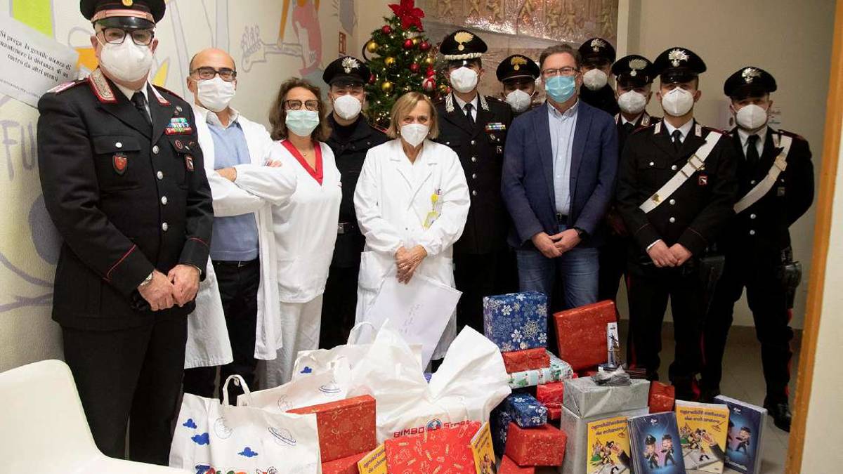 Imola, i Carabinieri donano giochi ai bambini in Pediatria
