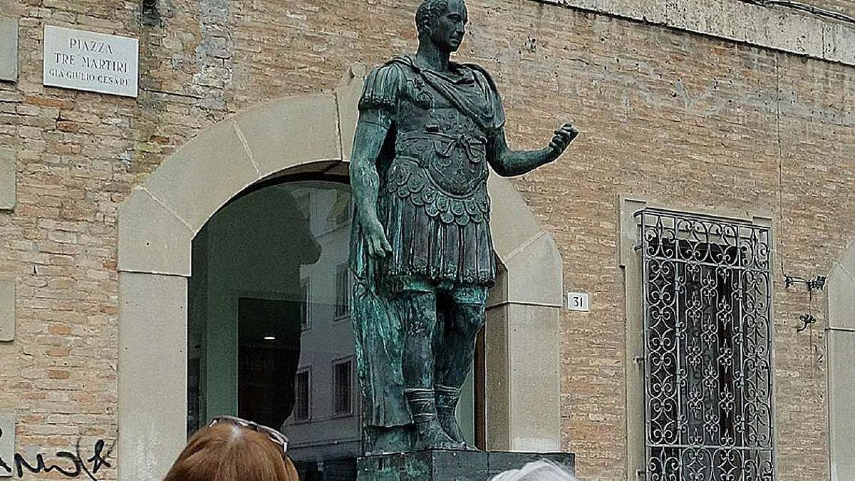 Rimini. L'Anpi dice no alla statua di Giulio Cesare regalata da Mussolini in piazza Tre Martiri: Un'offesa al sacrificio