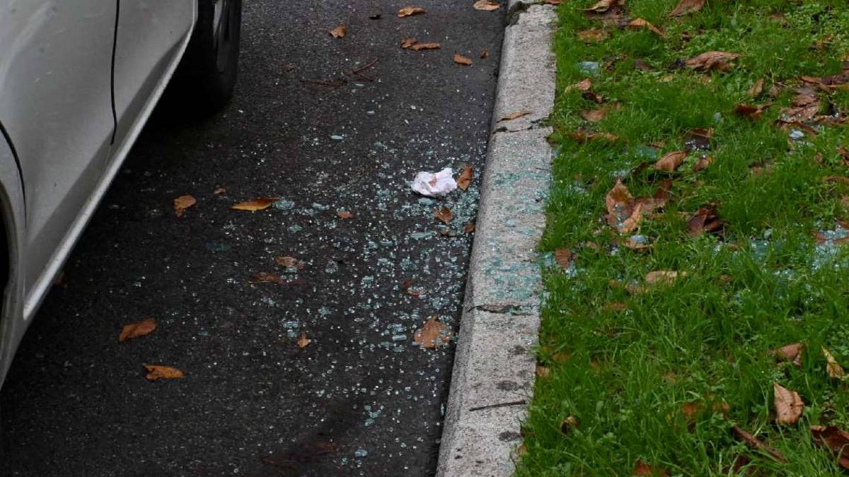 Imola, vandali in viale Cappuccini: rotti i finestrini delle auto