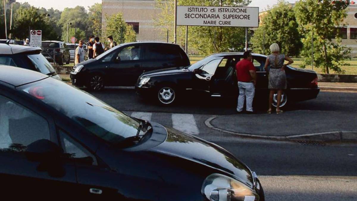 Savignano, caos pericoloso davanti a scuola: E peggiorerà
