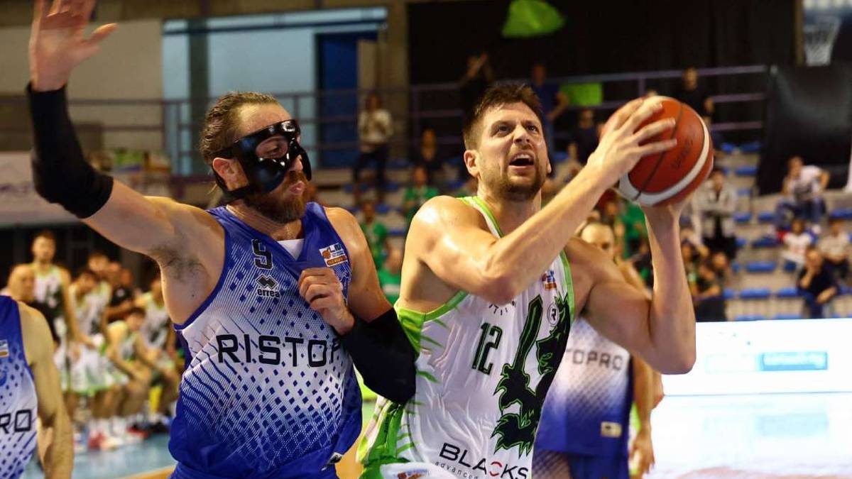 Basket B, Blacks: Molinaro ko, caccia a un rinforzo