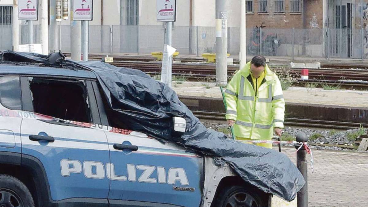 Rimini. Auto della polizia incendiate, nessuna rivendicazione