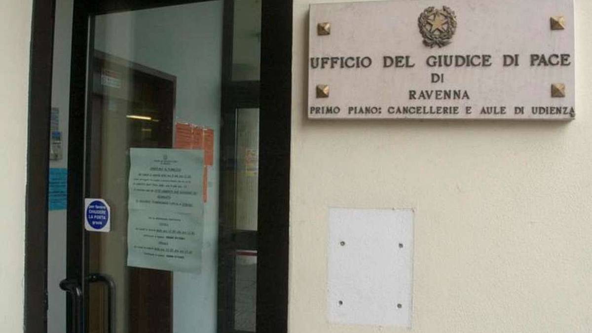 Ravenna, a giudizio il cancelliere uscito dall'ufficio per la spesa