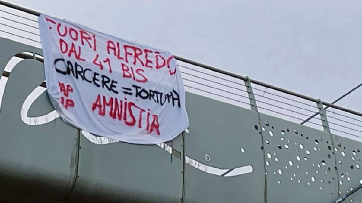 Rimini. Striscione e scritte pro anarchico, indaga la Digos