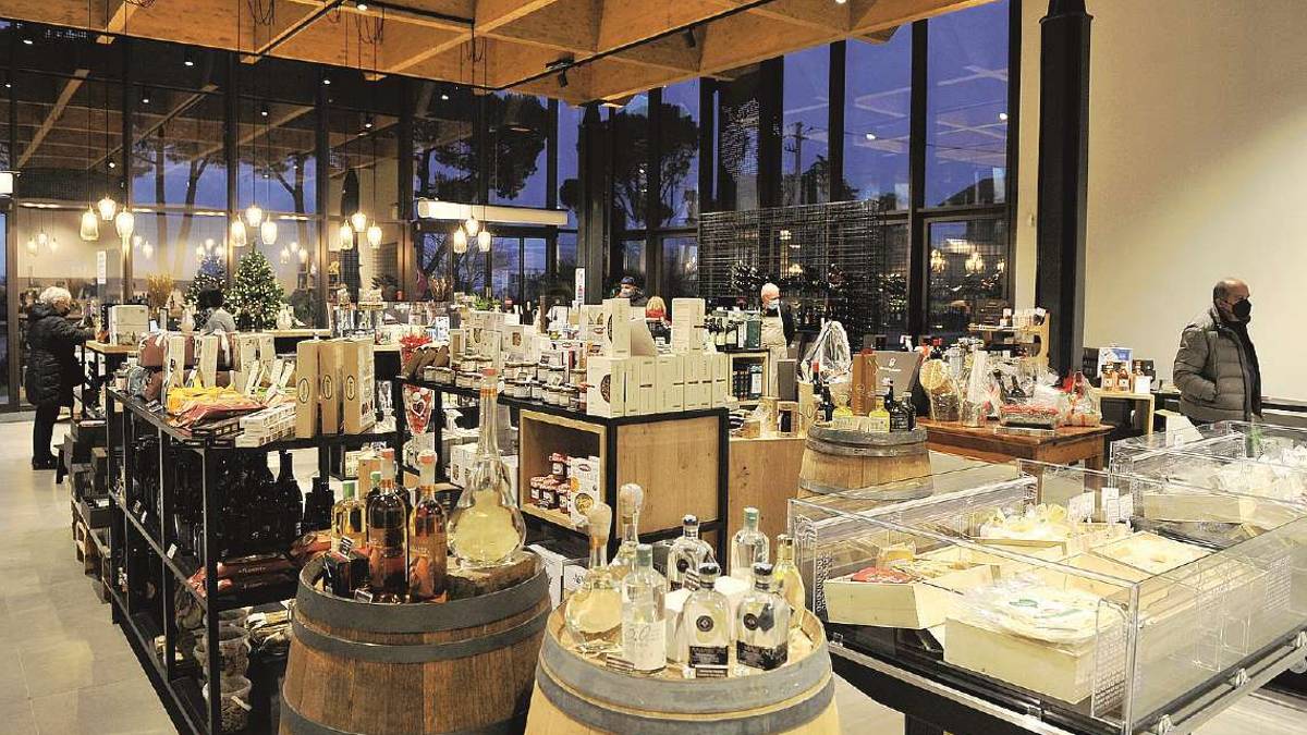 Cesena, Cantina: meno vino per la siccità ma il nuovo negozio tira