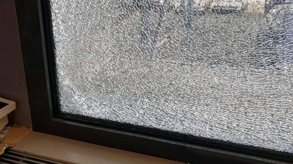 Rimini, la biglia contro la finestra del tribunale: Ho sentito un boato