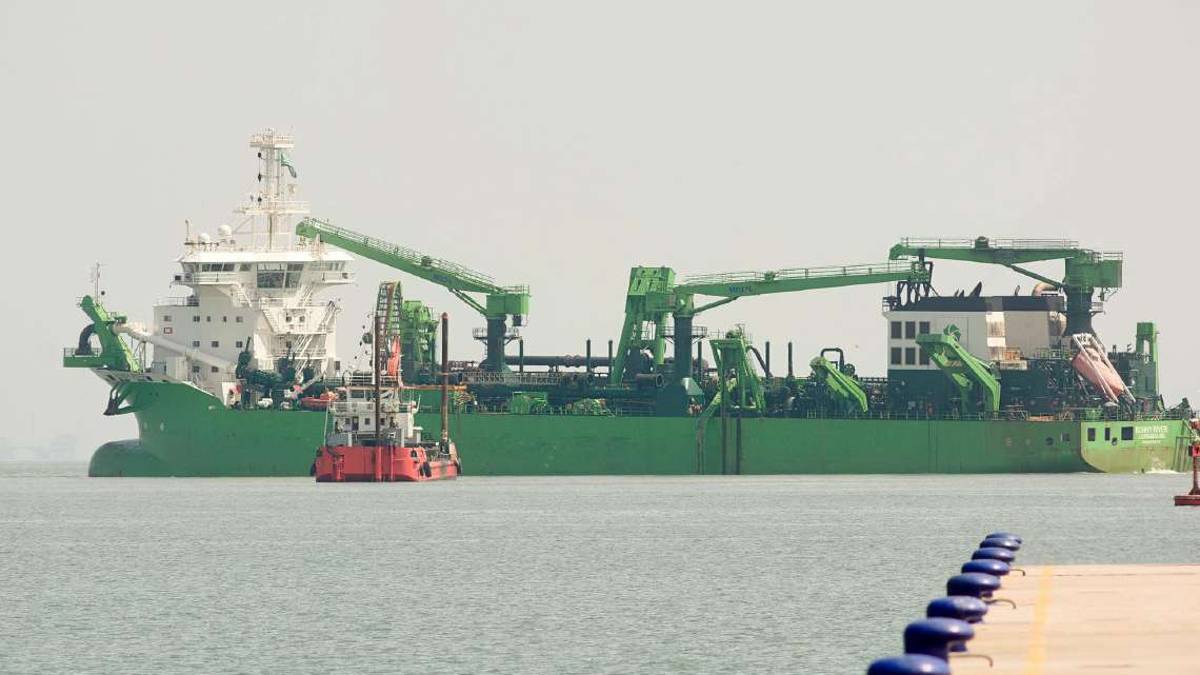 Torna la super draga per l'imboccatura del porto di Ravenna