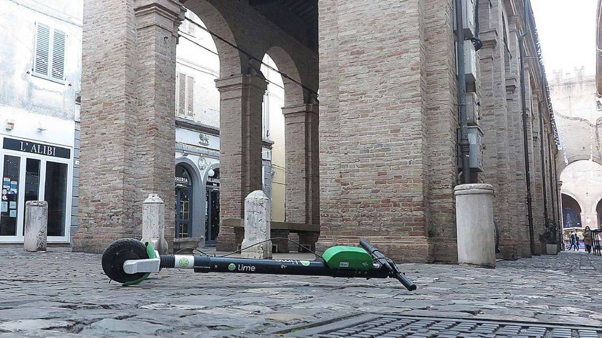 Rimini, che tristezza i monopattini abbandonati in centro
