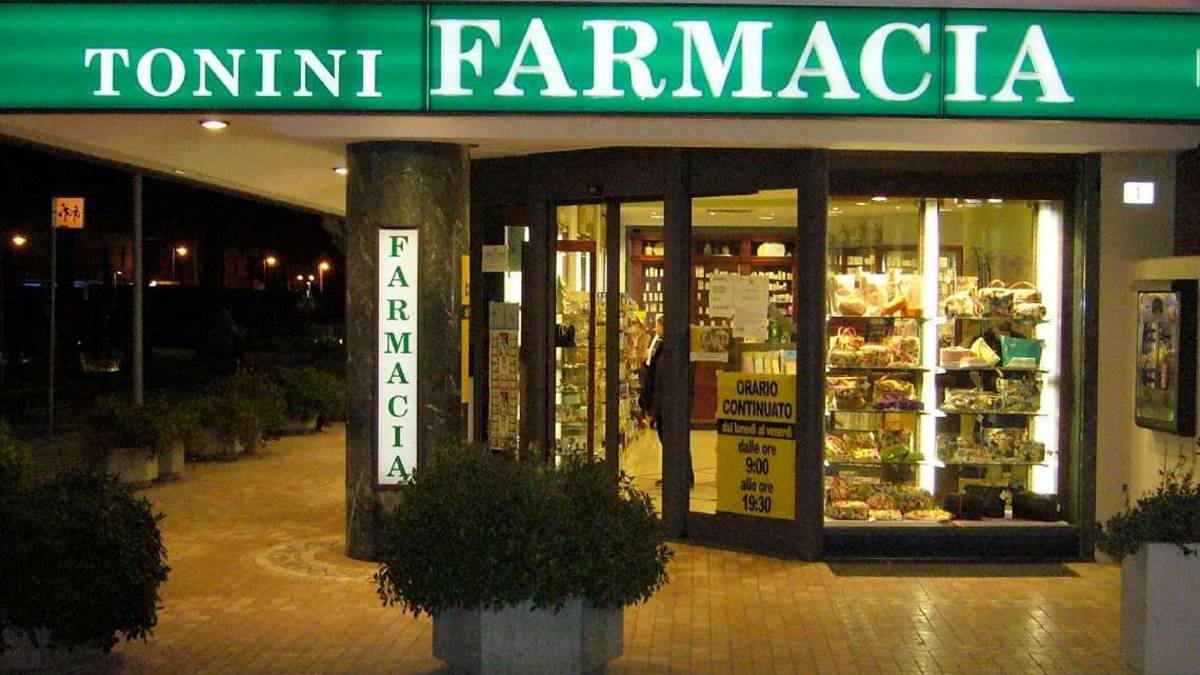 Bellaria: pistola in pugno bandito rapina farmacia