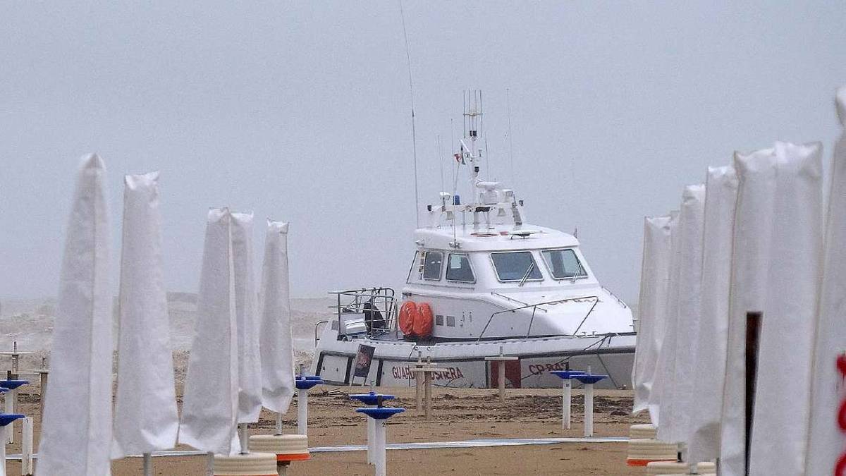 Rimini, tre surfisti escono comunque in mare: la Guardia costiera li cerca e si spiaggia