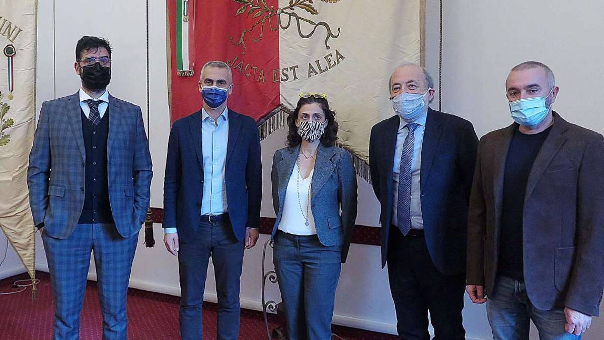 Rimini, la richiesta di medici e infermieri: Mascherine obbligatorie all'aperto per Natale