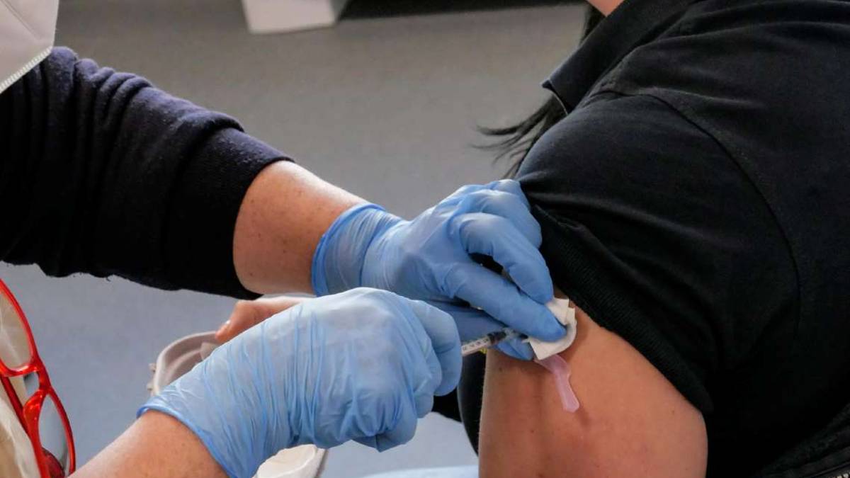 I medici: «Allergie? Nessun motivo per non vaccinarsi»