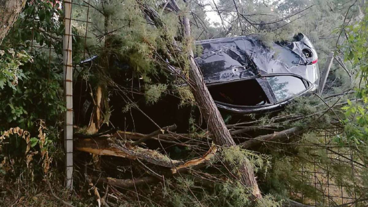 Borghi, un'auto vola nel giardino di una casa: sos per la strada pericolosa