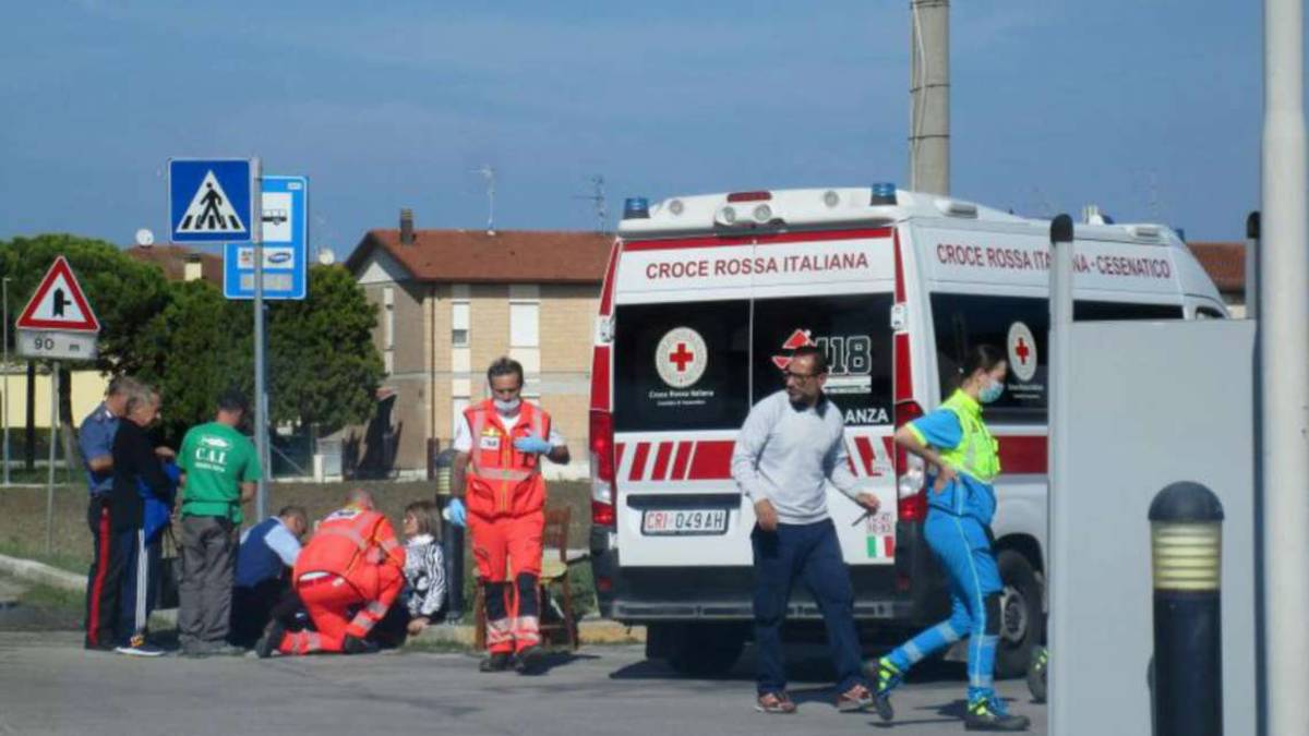 Sala di Cesenatico, con l'auto tampona un bus: donna ferita