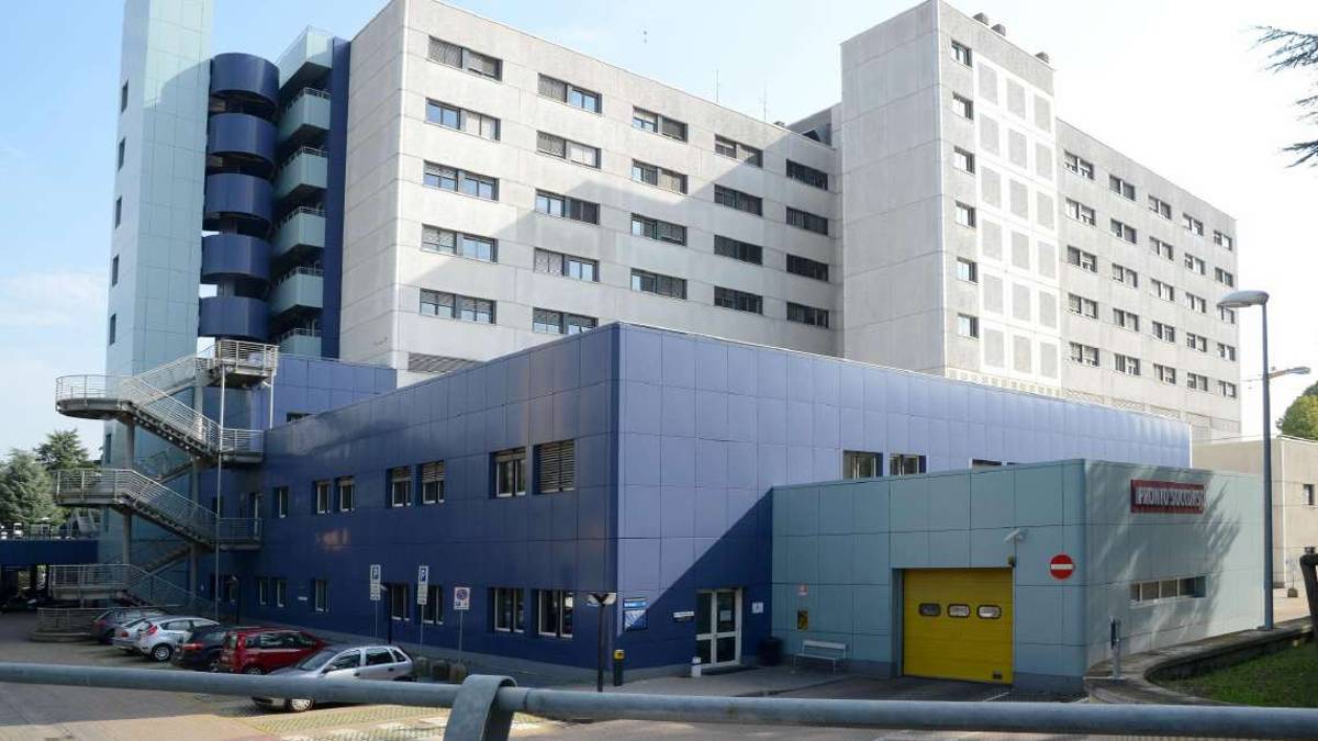 Forlì, cercano di rubare l'ambulanza al pronto soccorso: l'autista viene preso a pugni, ma sventa il furto