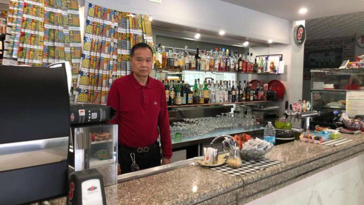Cesena, si rifiutano di pagare il conto: botte e rapina al barista dello storico bar Bianconero