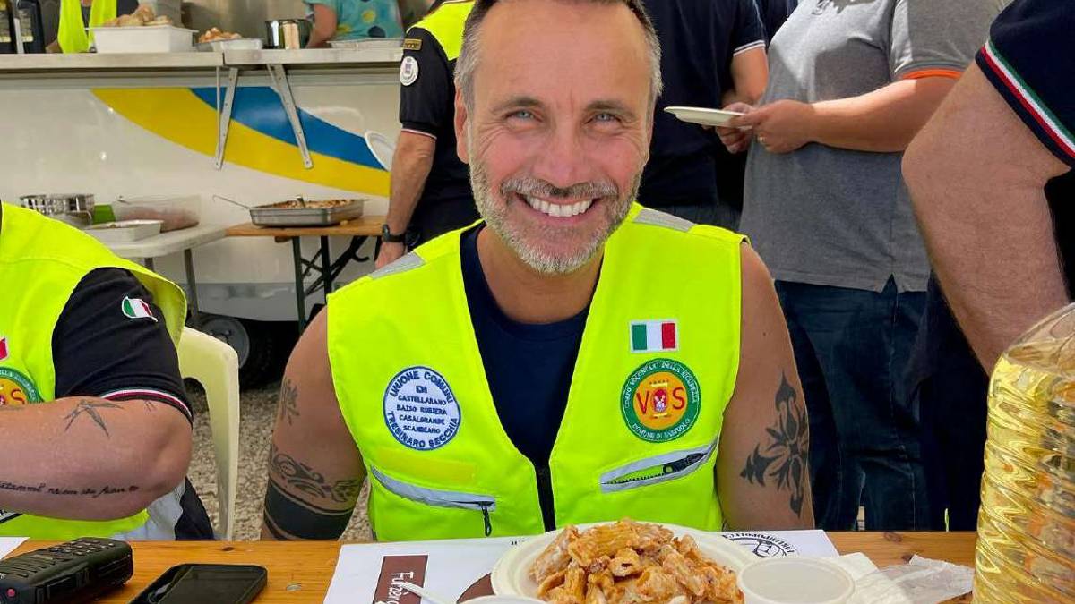 Forlimpopoli, spunta Nek tra i volontari venuti da Sassuolo