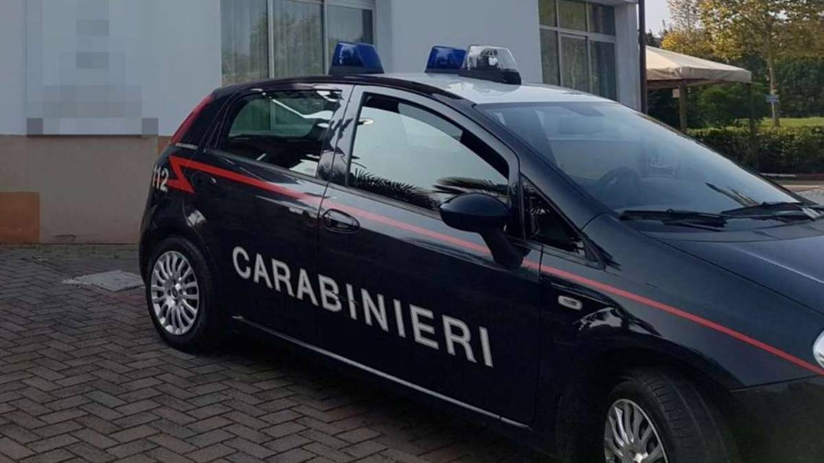 Imola, gli rubano l'auto mentre fa il bagno: denunciati 4 giovani