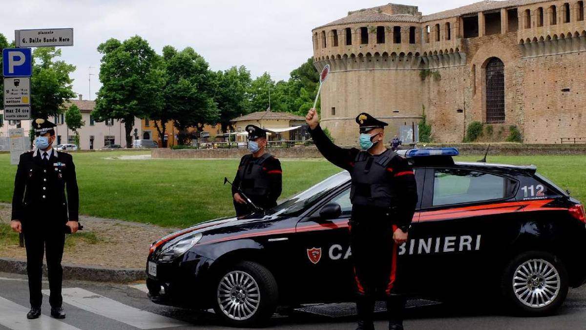 Imola, si fida della vicina che però gli ruba bancomat e soldi