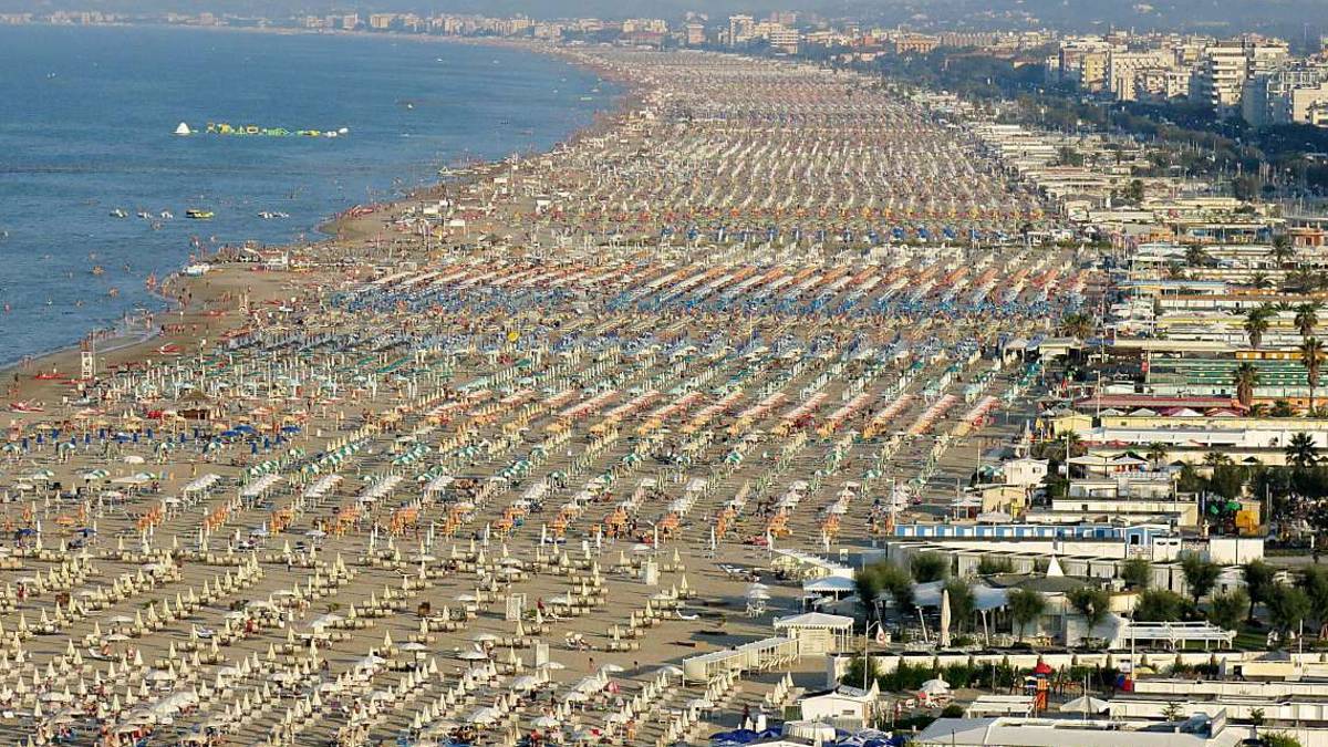 Rimini. L'annuncio dei bagnini: Gli ombrelloni saranno più cari