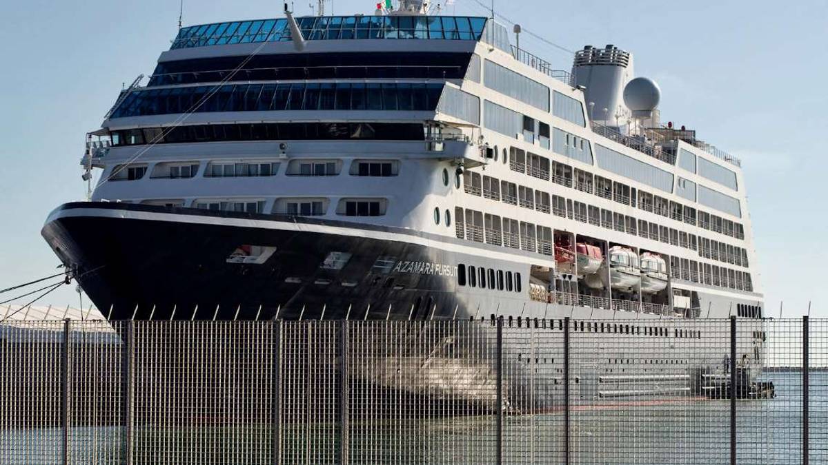 Salpa la Azamara, ora i crocieristi partono da Ravenna