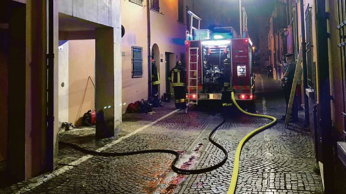Cesena, casa a fuoco: due alloggi inagibili e sfollati sistemati