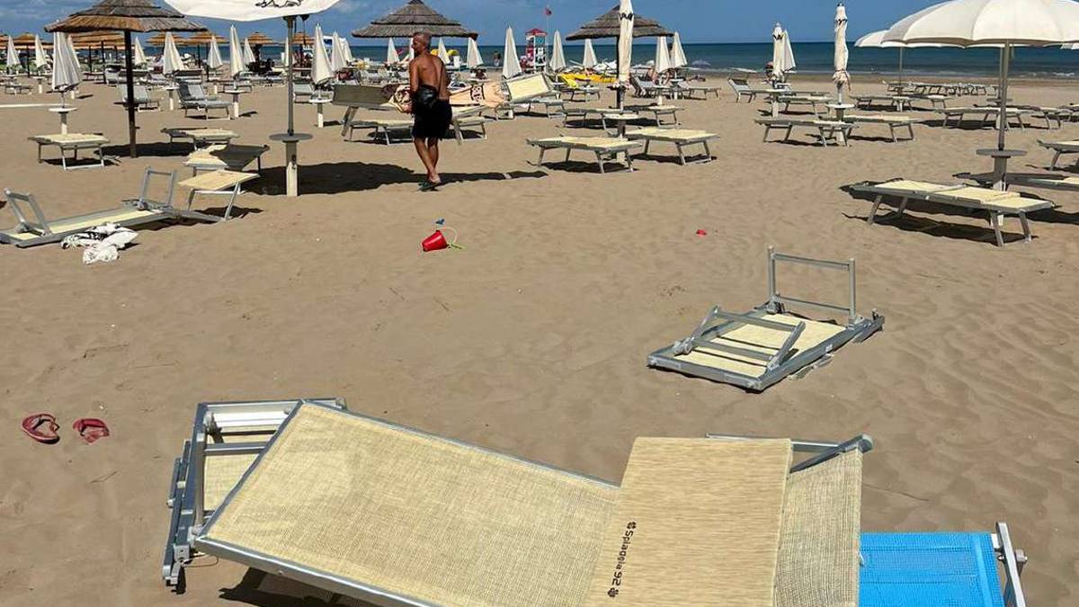 Rimini. Tromba d'aria devasta un bagno: donna in ospedale
