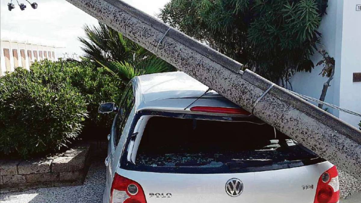 Ravenna, trattore della raccolta rifiuti abbatte due pali della luce