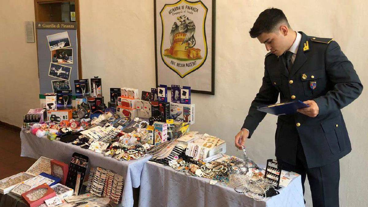 Imola, sequestrati in un negozio in centro 1500 prodotti non sicuri