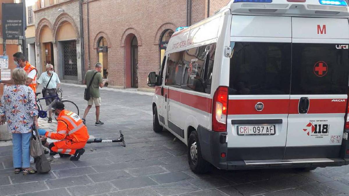 Incidente col monopattino in centro a Cesena: feriti in tre