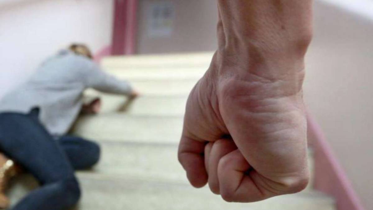Rimini, botte e minacce a moglie e figli