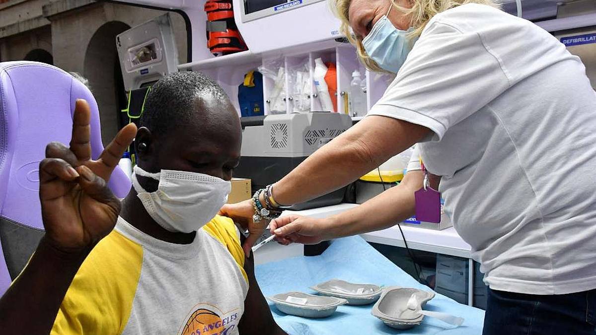 Vaccini, la clinica mobile in piazza Saffi
