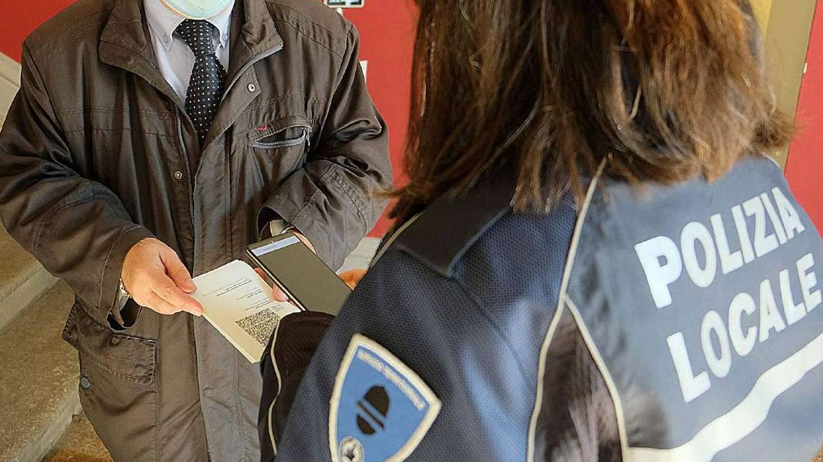 Cervia, i no green pass del Comune si pentono e tornano al lavoro